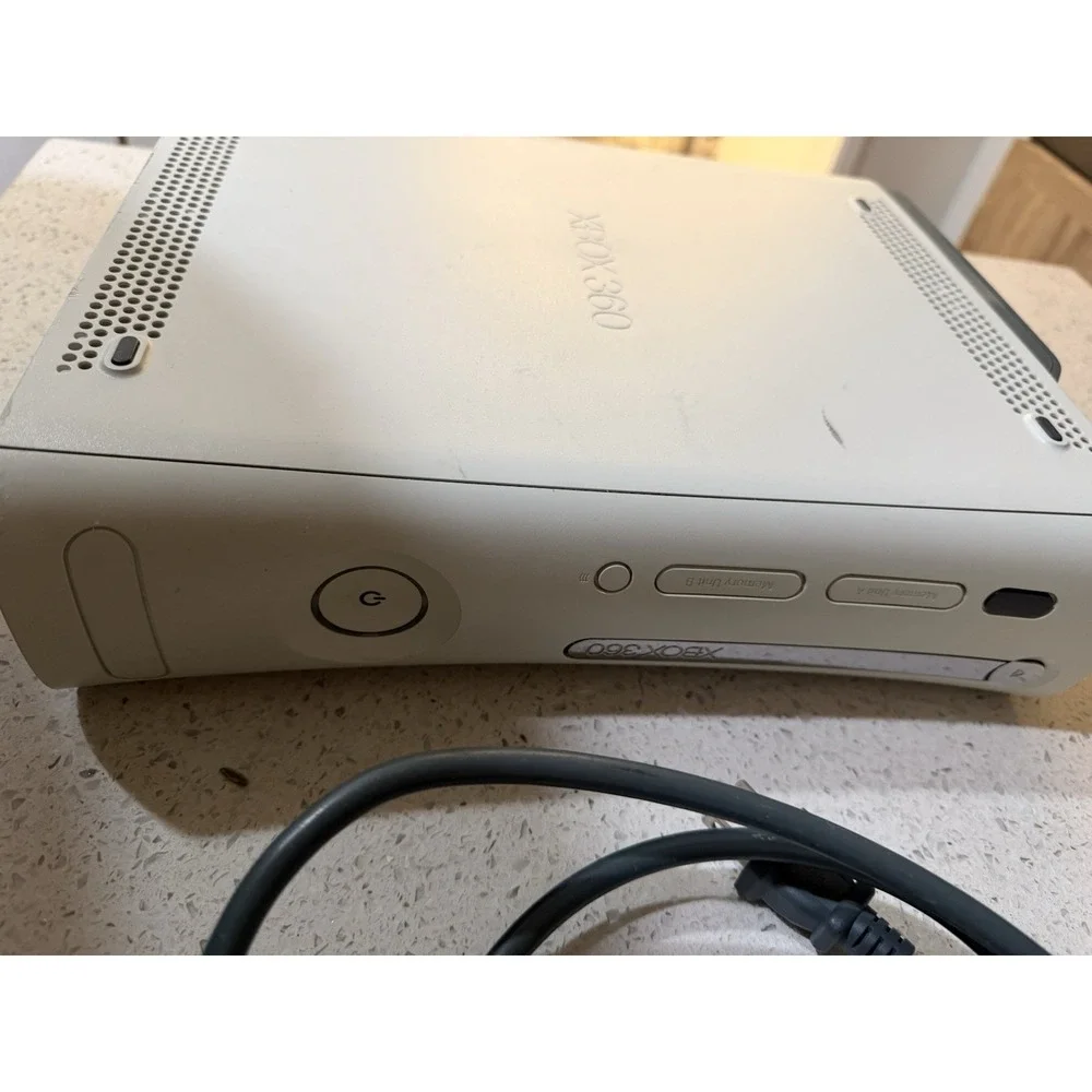 Microsoft Xbox 360 ,2 Controllers ,cables‎ HDMI Cable ,4 Games